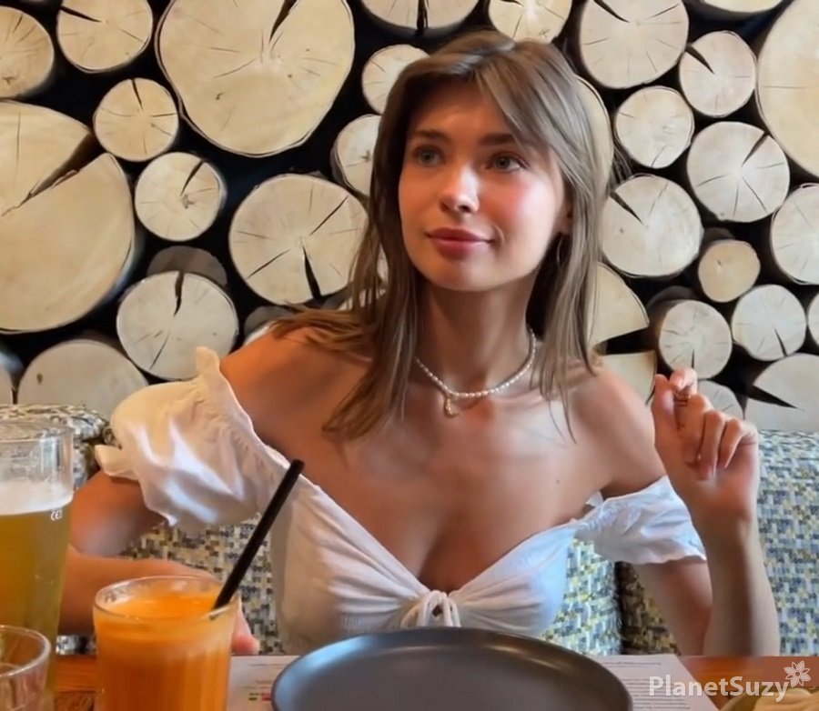 Anna Ralphs - Amateur Blowjob in Restaurant From Beauty Girl HD