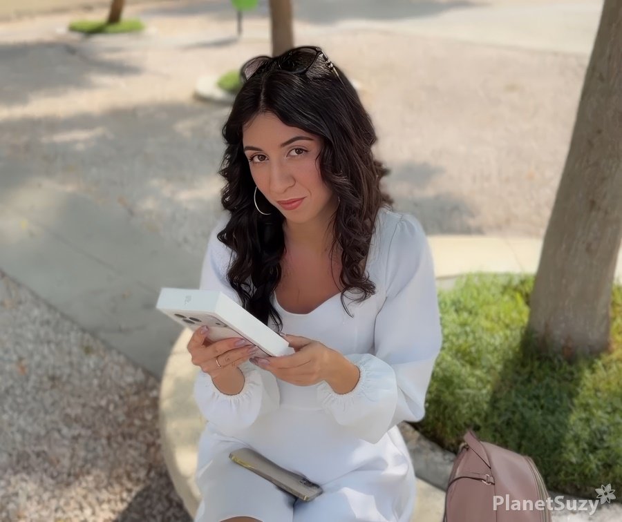 Katty West - Beauty Agrees To Cumwalk For a New Iphone FullHD