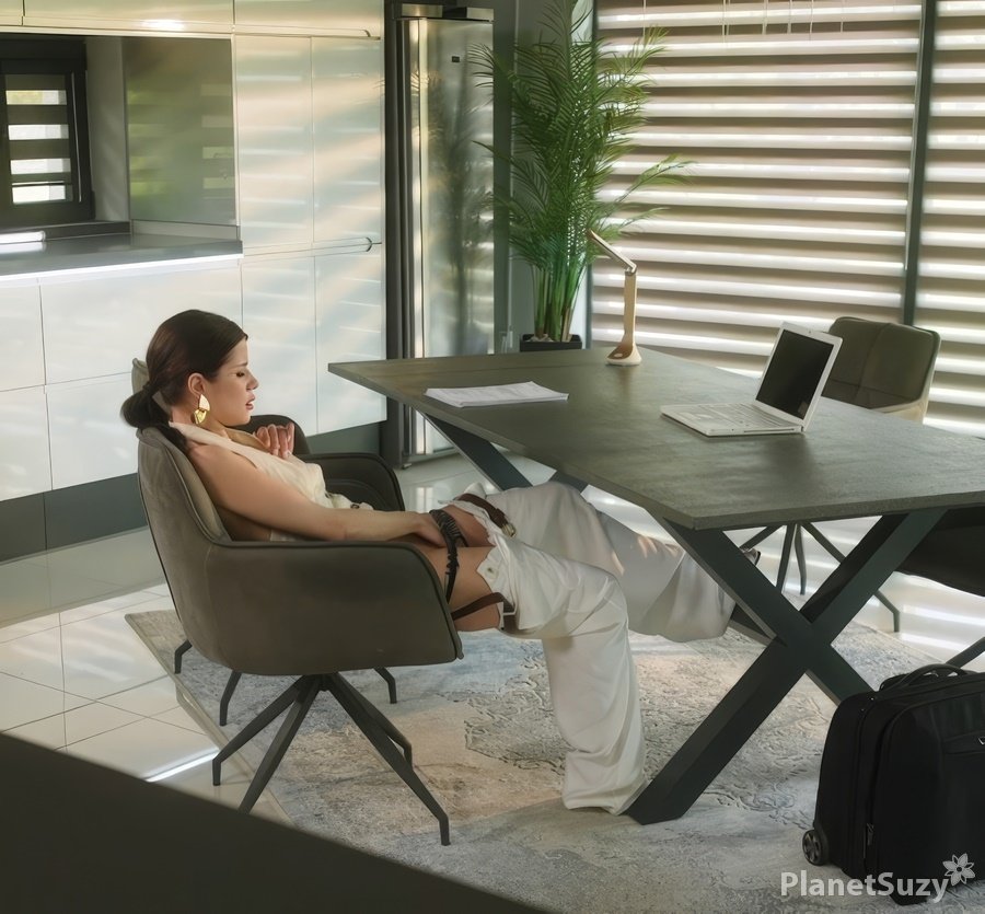 Sophie Weber - The Boss Caught The Secretary Masturbating In The Office FullHD