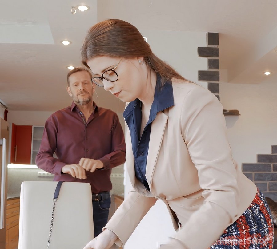 Lady Lyne - A Beautiful Real Estate Agent Showed The House And Showed Herself FullHD 1080p