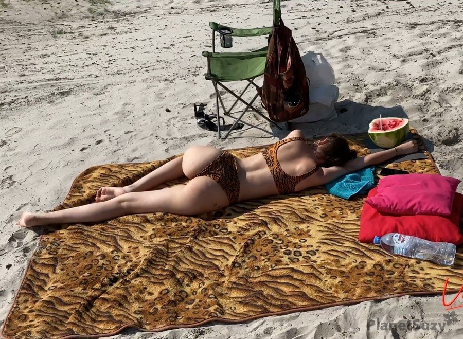 Vallery Ray - Sneaky Blowjob On A Public Beach UltraHD/4K 2160p
