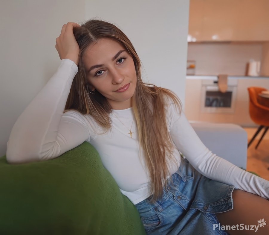 Elina Lizz - She Had a Fight With Her BF And Asked Me To Stay The Night FullHD 1080p