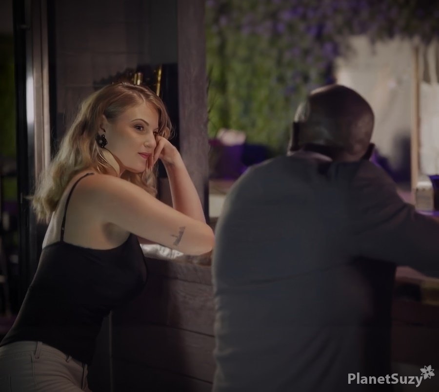 Faustine Perdrix - Wife Goes to a Nightclub Looking for Sex HD 720p