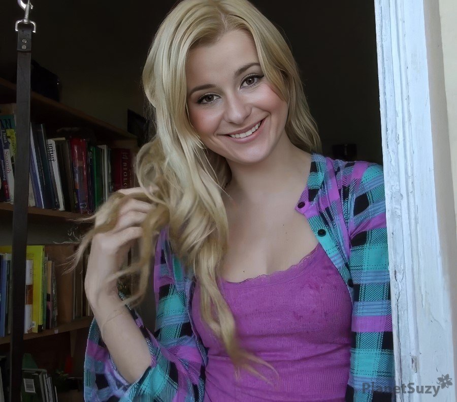 Charlize Bella - Meeting the New Cute Girl Next Door Turned Into Sex FullHD 1080p