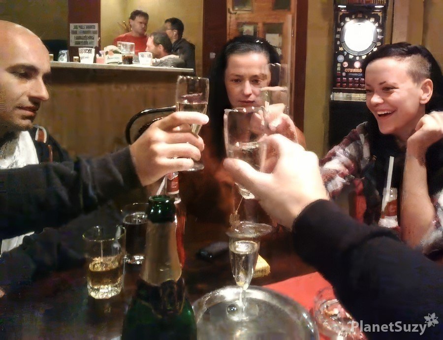 Unknown - Two Guys Sat Down Next to Girls at the Bar and Got to Know Them Better HD 720p